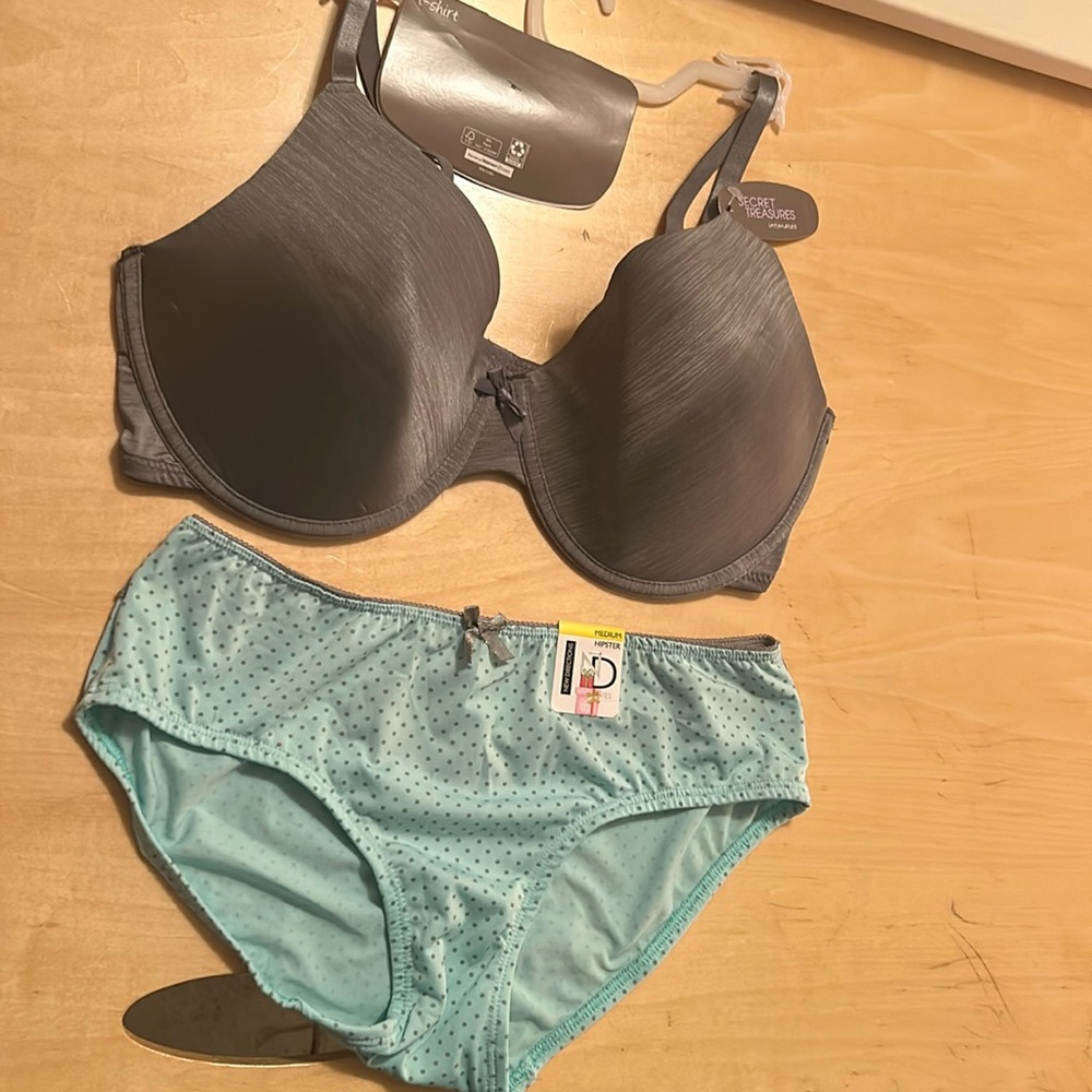 Bra 34/DD and panties are a medium